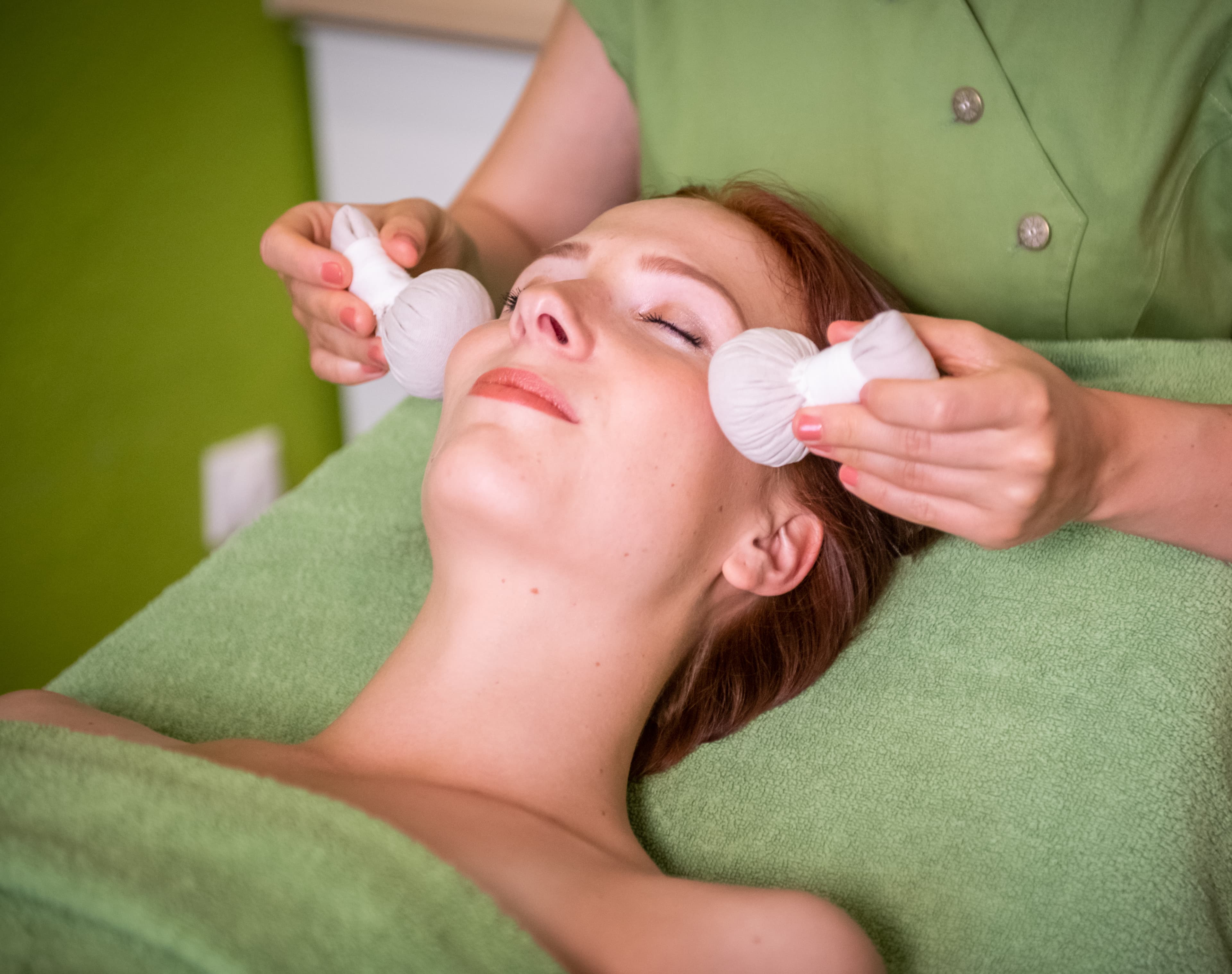 Kräuterstempel Massage