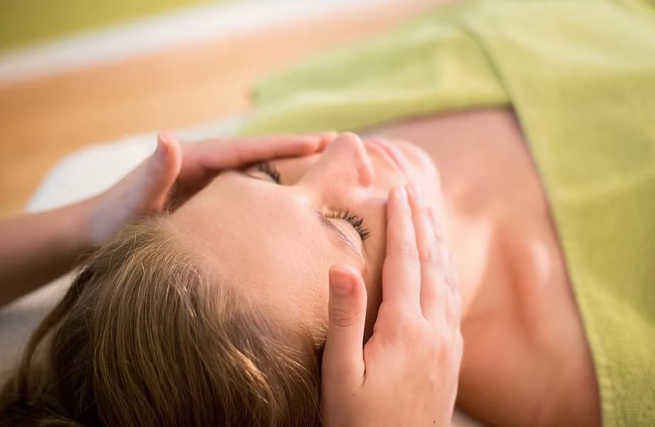 Kosmetikbehandlung mit Fruchtsäurepeeling