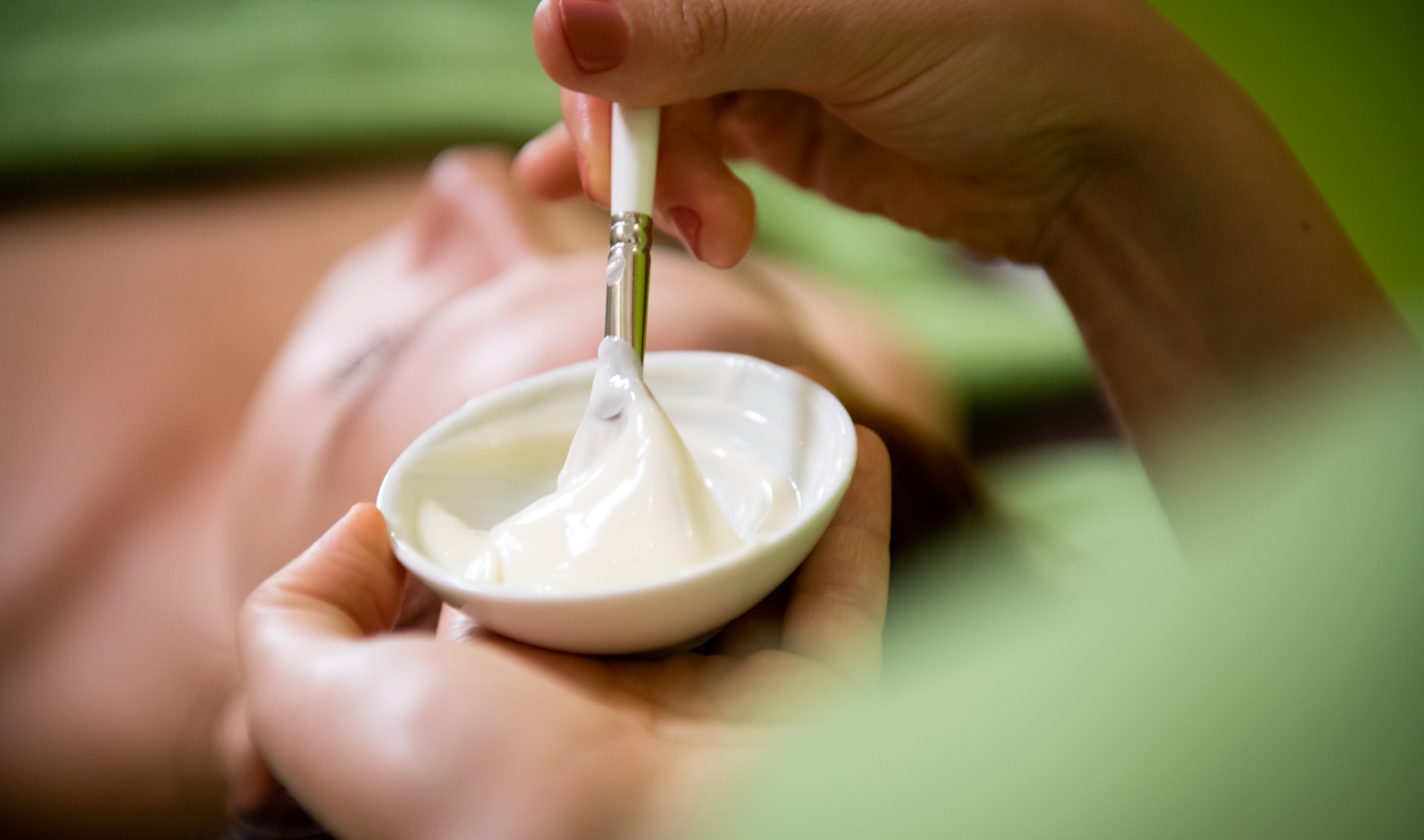 Sanft aufgetragene Pflegemaske bei einer Gesichtsbehandlung für trockene Winterhaut