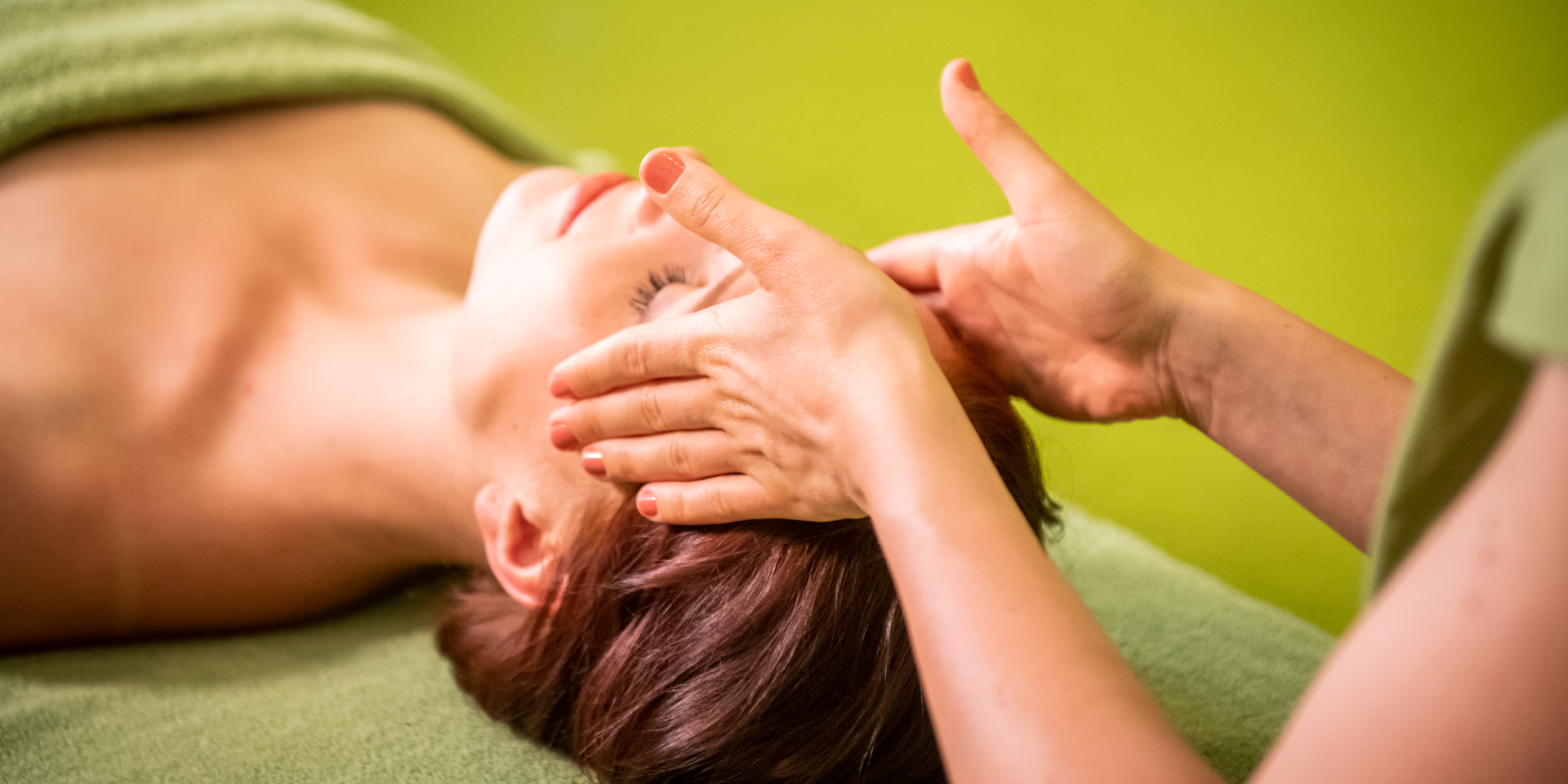 Entspannende Gesichts- und Kopfmassage als Teil einer intensiven Gesichtsbehandlung