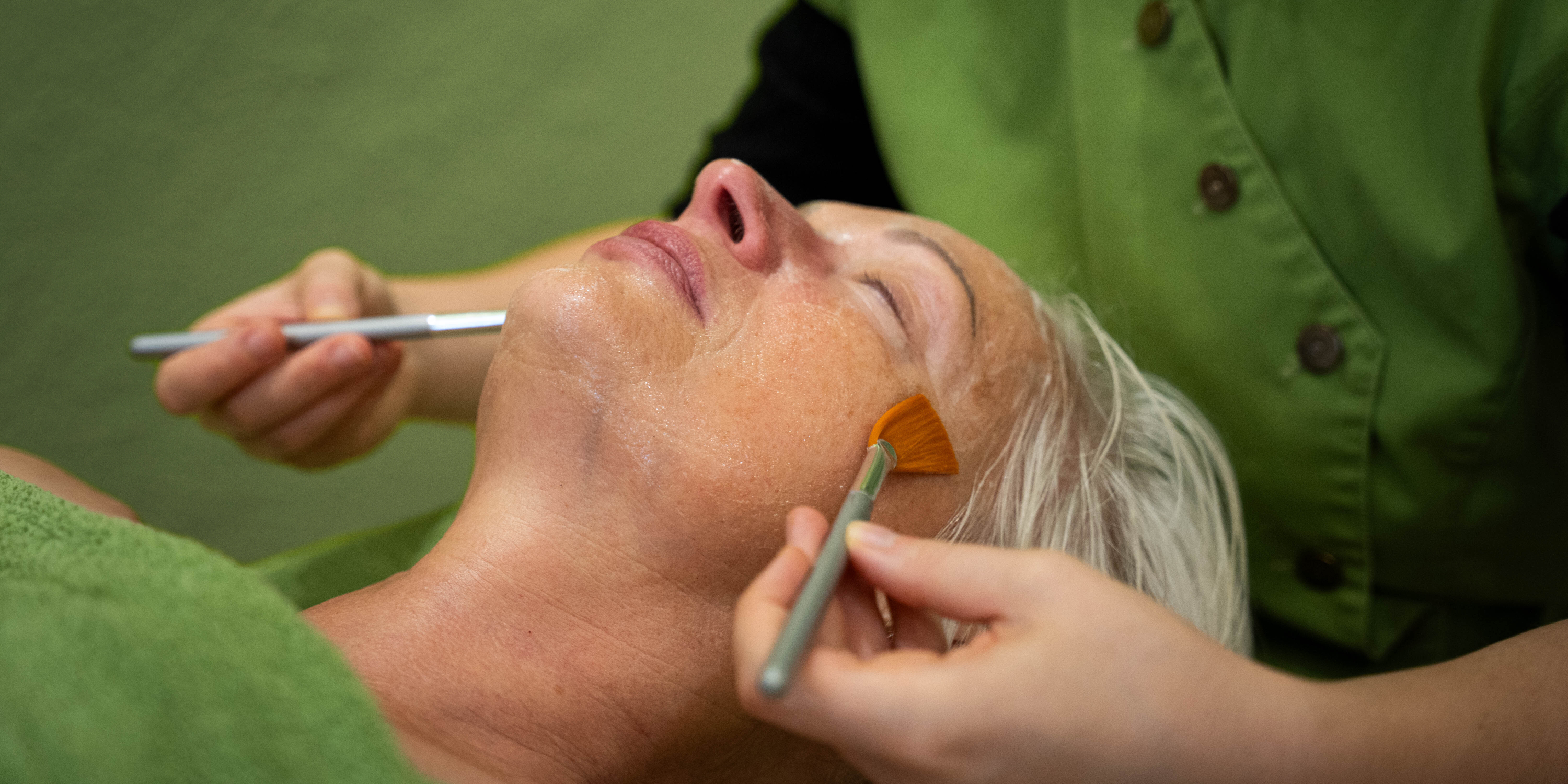 WinterGlow-Behandlung im Kosmetikstudio: sanfte Enzympeeling-Massage mit Pinseln auf reifer, sensibler Haut