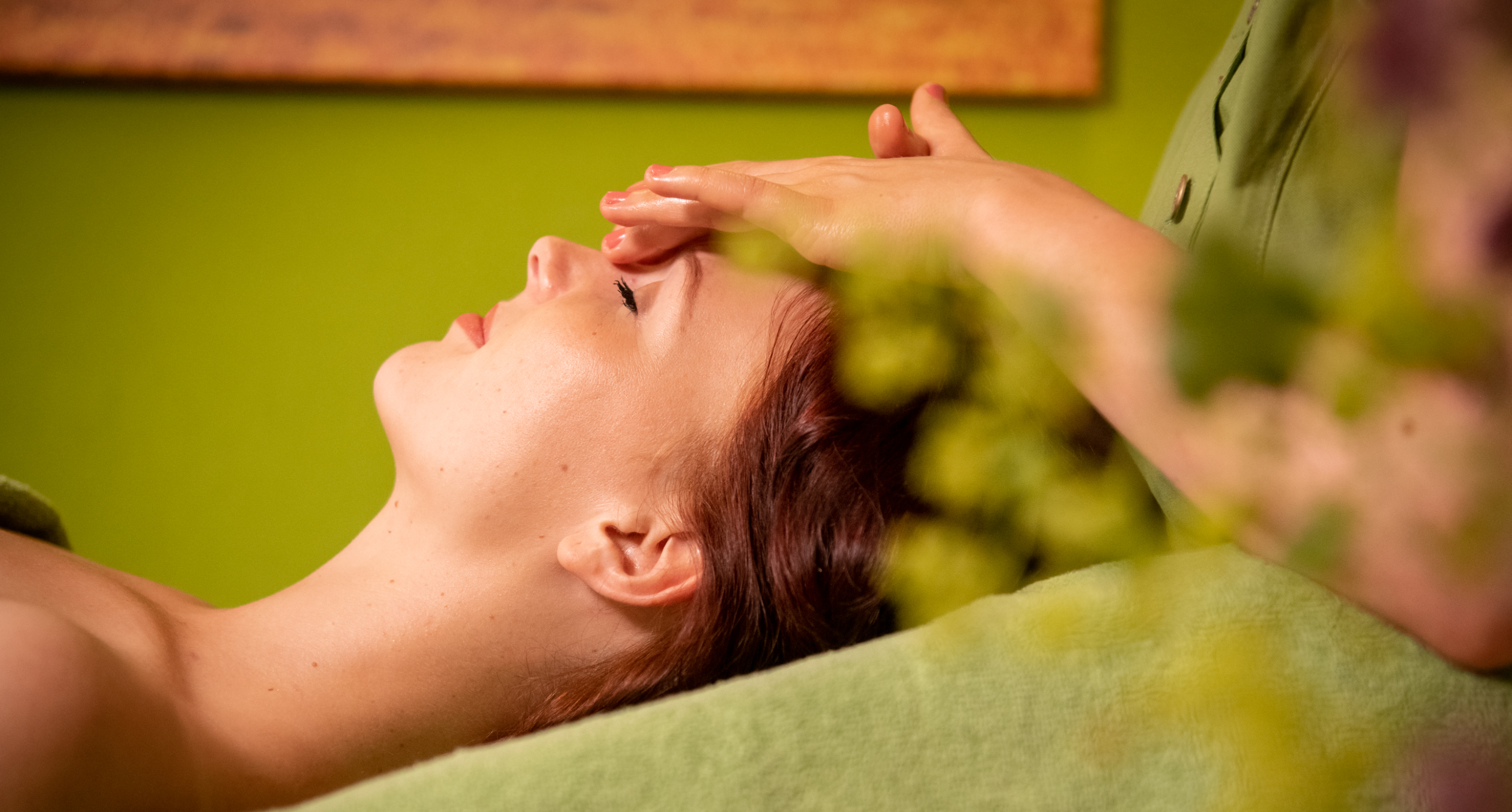 Gesichtsbehandlung mit entspannender Gesichtsmassage im Kosmetikstudio in Dresden