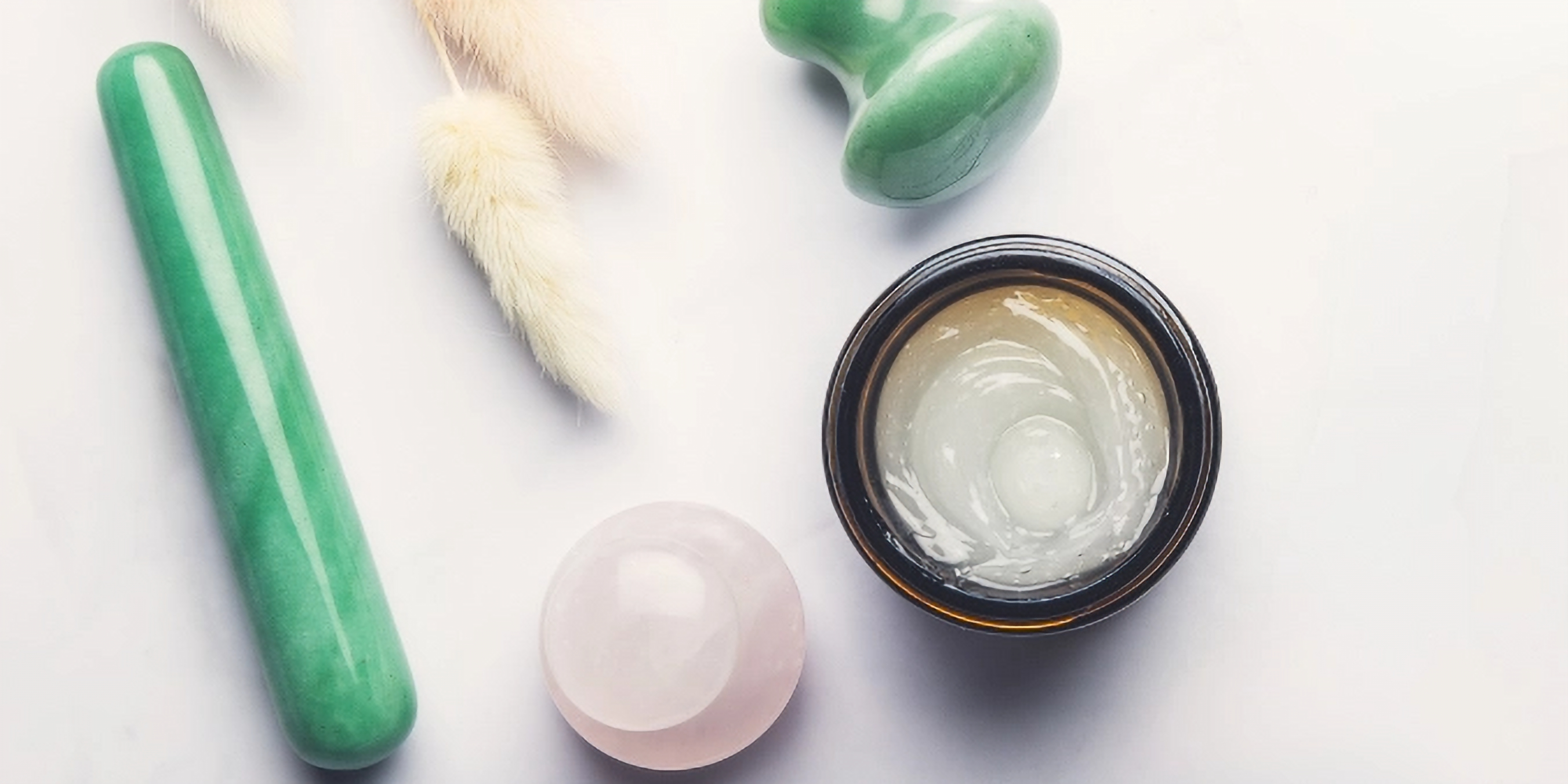 Naturkosmetik-Ritual mit Edelstein-Massagewerkzeugen und Pflegecreme – entspannende Gesichtspflege mit Jade und Rosenquarz